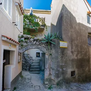  Apartman Under Ancient Roofs